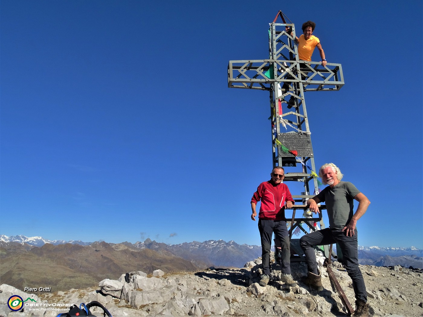 49 Alla croce di vetta del Pizzo Arera (2512 m) con amici di Merate.JPG